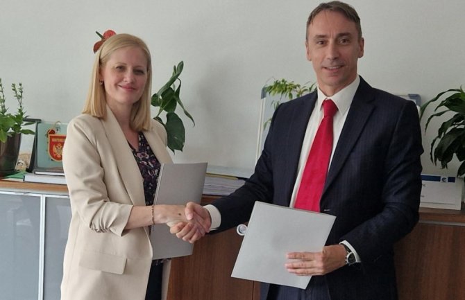Predstavnici Kontrole letenja Srbije i Crne Gore donirali agregat Domu zdravlja Tivat