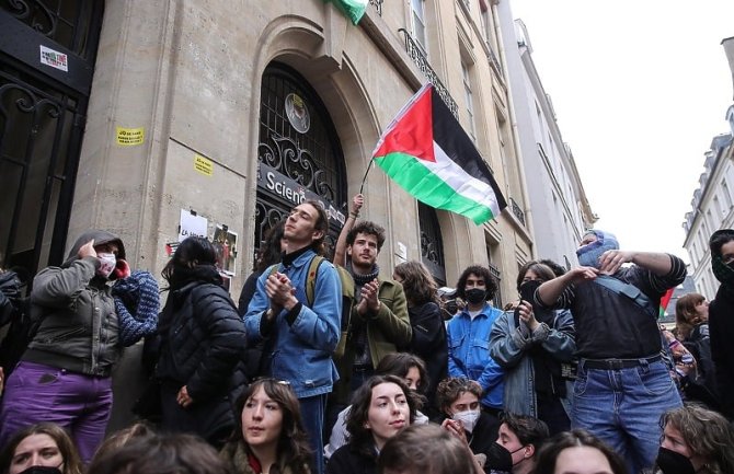 Propalestinski studenti okupirali kampus prestižnog pariskog kampusa na kojem se školovao i Macron