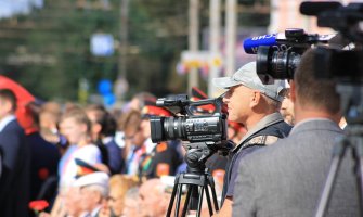 Političari često vode kampanje protiv profesionalnih novinara