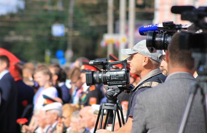 Političari često vode kampanje protiv profesionalnih novinara