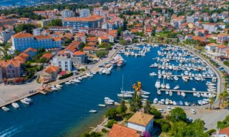 Tivat zabranjuje šetanje u kupaćim kostimima u pješačkoj zoni, kazne do 1.000 eura
