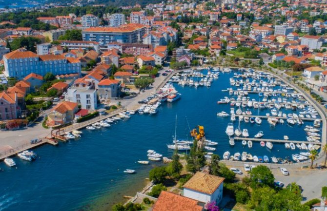 Tivat zabranjuje šetanje u kupaćim kostimima u pješačkoj zoni, kazne do 1.000 eura