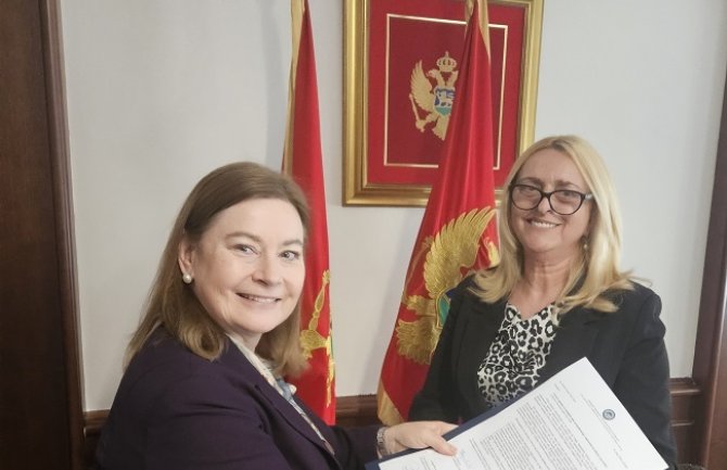 Američka ambasada donirala Vrhovnom sudu opremu za medijsku salu