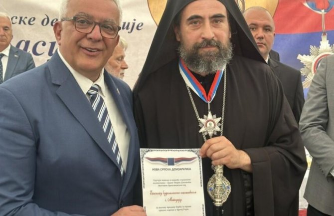 Mandić odlikovao Metodija za njegovu predanu borbu za prava srpskog naroda u Crnoj Gori