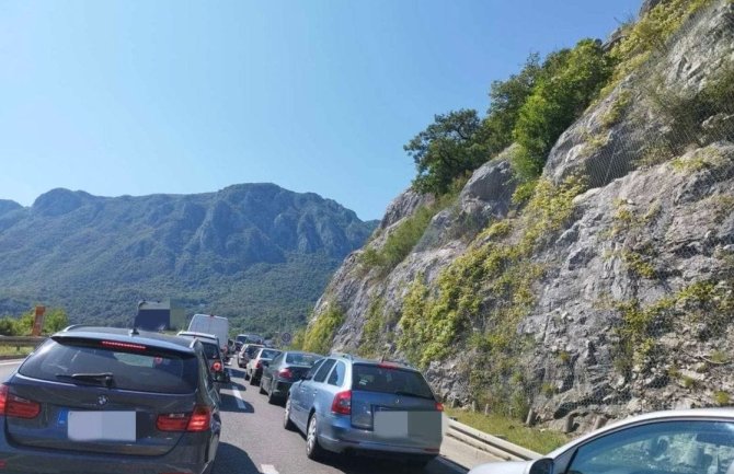 Saobraćaj obustavljen na ovim putevima