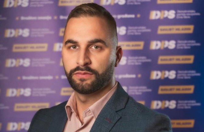 Muratović: Direktorica škole u Nikšiću zabranila izvođenje pjesme posvećene Crnoj Gori kako ne bi naljutila Kovačevića