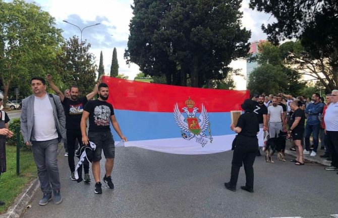Novo neprijavljeno okupljanje ispred Vlade, policija najavila snimanje