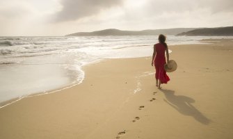 Influenserka se fotkala na zabranjenoj plaži na Sardiniji, mora platiti 1.800 eura kazne