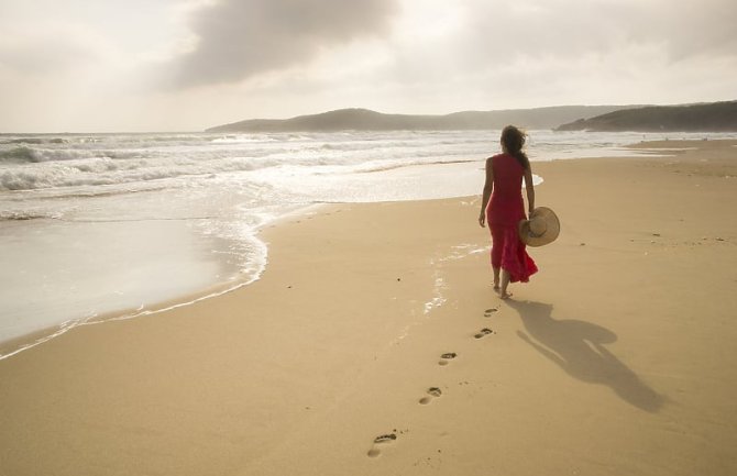 Influenserka se fotkala na zabranjenoj plaži na Sardiniji, mora platiti 1.800 eura kazne