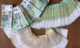 Pokušala da prokijumčari 57 hiljada eura u donjem vešu, uhvatila je carina