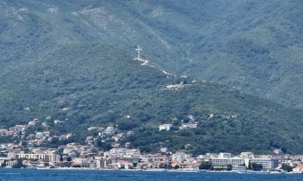 GI ”21. maj”: Krst iznad Bijele nastavak primitivizacije javnog prostora od strane SPC