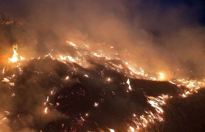 U Sjevernoj Makedoniji gori devet požara, kao pomoć ostao samo crnogrski helikopter