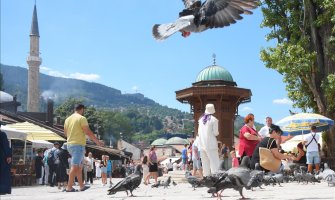 Brojni građani i turisti nedjelju iskoristili za šetnju Baščaršijom