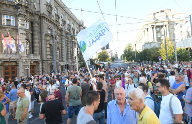 Beograd: Aktivistima određena kazna – građani se okupljaju ispred zgrade Vlade Srbije