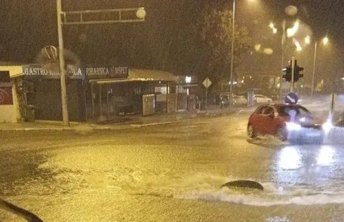 Haos u komšiluku zbog nevremena: Počupana stabla padala na automobile