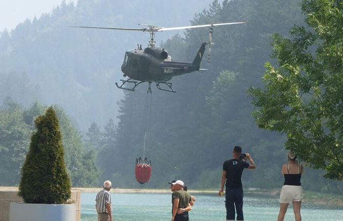 Srušio se helikopter Oružanih snaga BiH u Jablaničko jezero tokom vježbe, povrijeđen jedan član posade