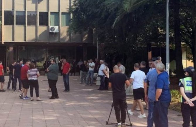 Crmničani protestuju ispred Opštine Bar
