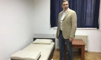 Vučić spava u kasarni: Zašto bih plaćao i trošio posebne pare?