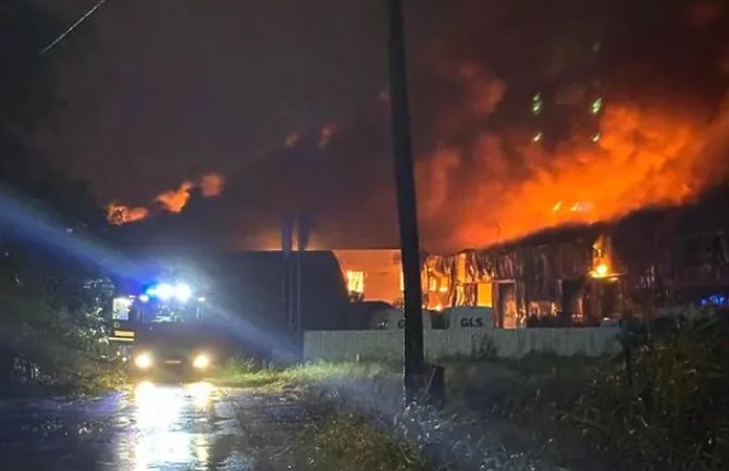 Veliki požar u Hrvatskoj: Gore skladišta, na terenu veliki broj vatrogasaca