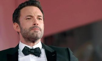 Ben Affleck nakon razvoda od Jennifer Lopez snimljen ispred rehabilitacione klinike