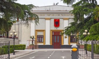 Opozicija u Albaniji iz protesta zapalila stolice ispred parlamenta