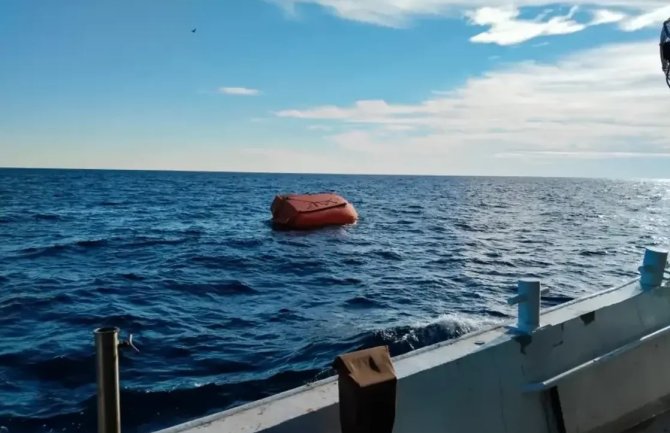 Nestao u nedjelju nakon kontakta dva broda: Pronađen čamac za spašavanje, kočom ga doteglili u barsku marinu