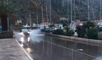 Kolovozi mokri, oprez zbog smanjene vidljivosti I mogućih odrona