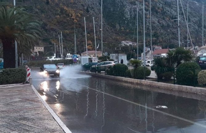 Kolovozi mokri, oprez zbog smanjene vidljivosti I mogućih odrona